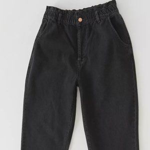 BDG Pull-On Mom Jean – Black Denim